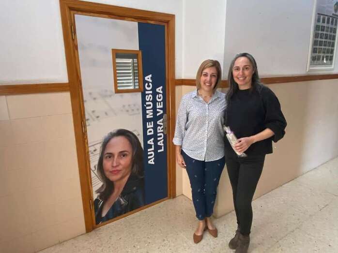 Laura Vega (d), durante el acto / TA
